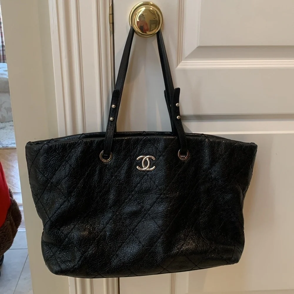 Chanel on the road quilted leather shoulder bag. Black